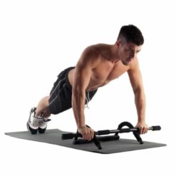 La barre de porte Universal Training de Fitness-Mad peut être installée en un mouvement à votre encadrement de porte pour les exercices de traction ou sur le sol pour les exercices de pompes ou d'abdominaux