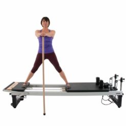 La Maple Gondola Pole de Align-Pilates ou encore barre de pilates en érable est parfait pour aider à garder l'équilibre lors des séances de travail debout sur le Reformer