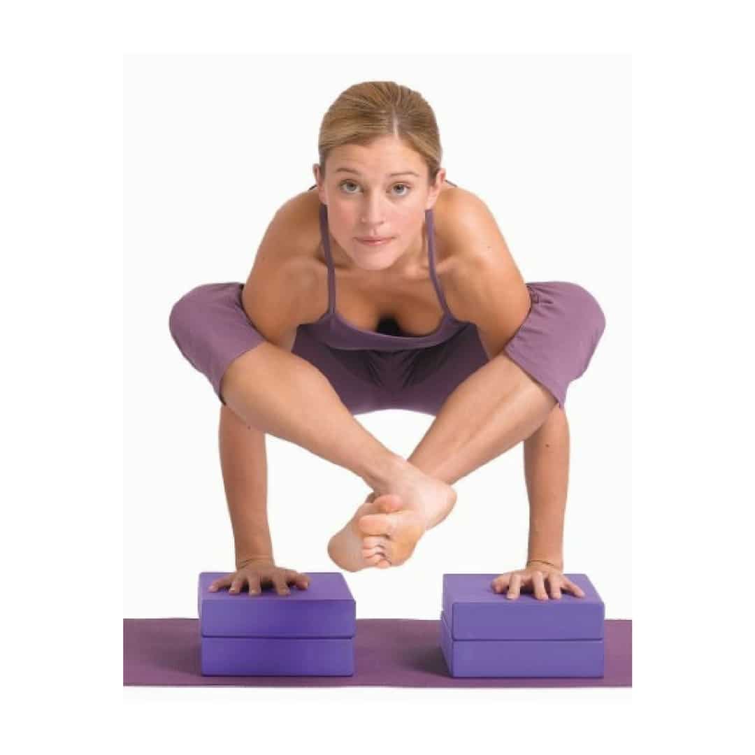 Le bloc de Yoga  en mousse EVA est idéalement utilisé pour servir d'amorti dans les positions inversées du Yoga comme la posture de la chandelle (Sarvangasana